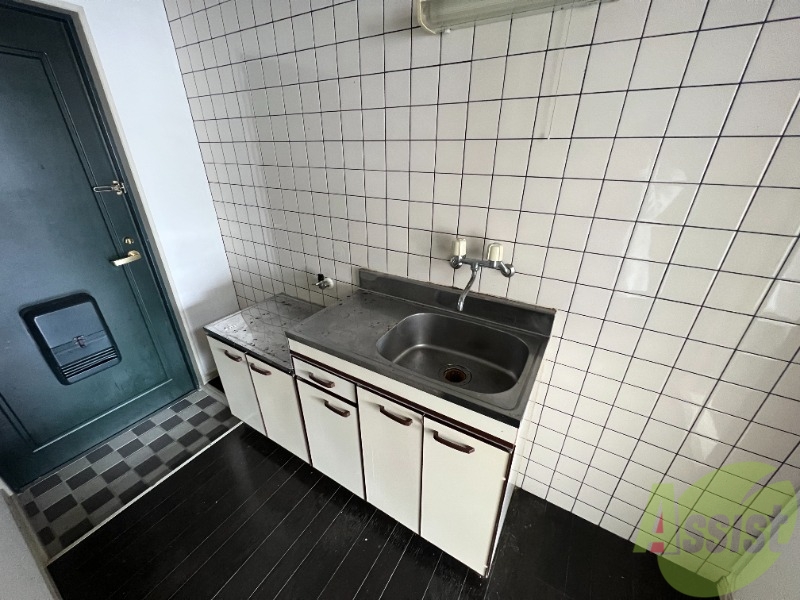 キッチン　シンプルなキッチンです。一人暮らしにはちょうどいいサイズ。