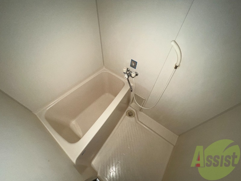 バス・シャワールーム　こちらはお風呂。一日の疲れをここで癒してください。