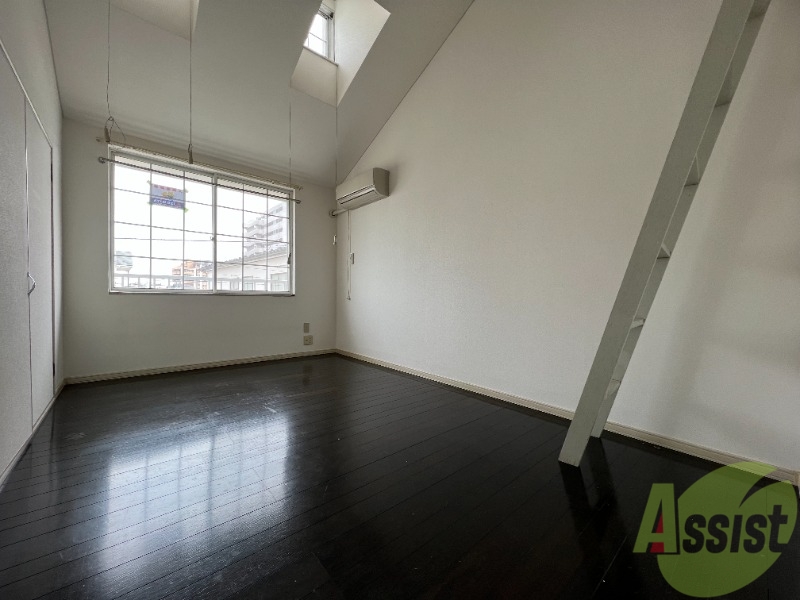 その他部屋・スペース　別の角度から洋室を撮影しました。日射しがあり明るい印象。