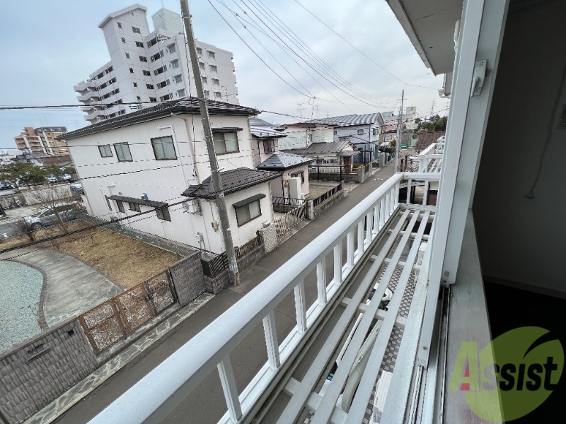 バルコニー　洗濯物は室で干す形になります。