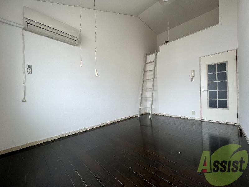 居室・リビング　６．６帖の洋室です。天井が高いので開放感があるお部屋ですね。