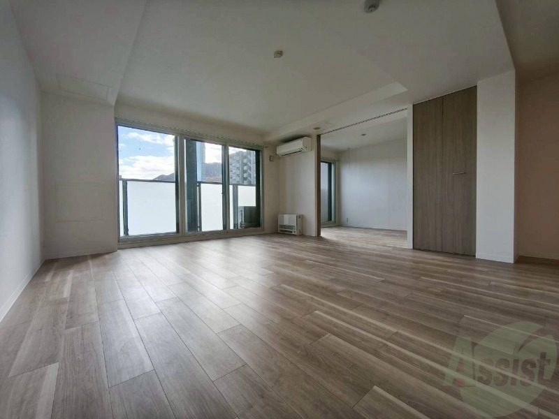 居室・リビング　木目のフローリングは落ち着きのある印象のお部屋になりますね。