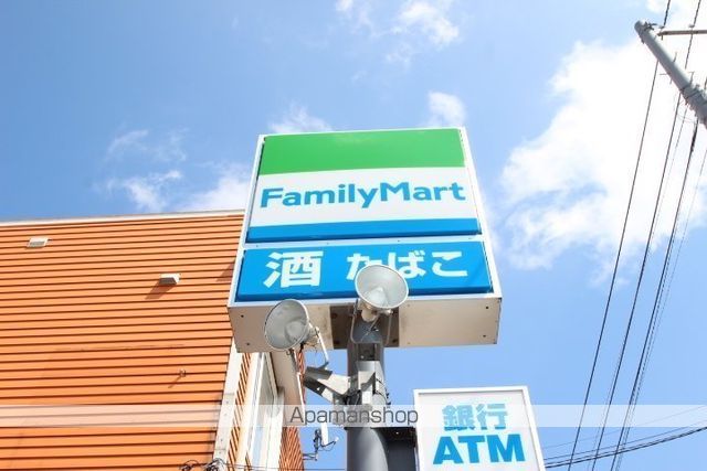 コンビニ　ファミリーマート（コンビニ）まで225m
