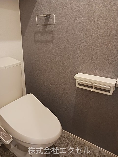 トイレ　温水洗浄便座です。