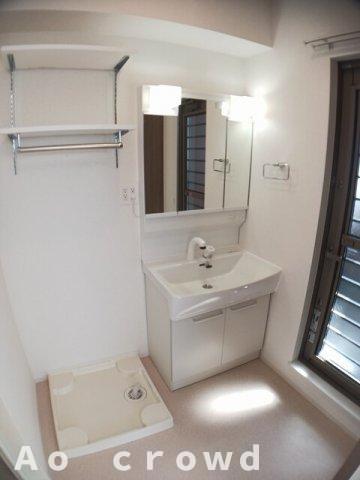 洗面設備　明るい洗面所です