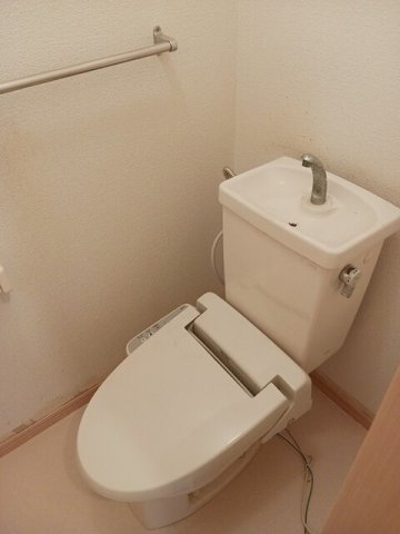 トイレ　落ち着いた色調のトイレです