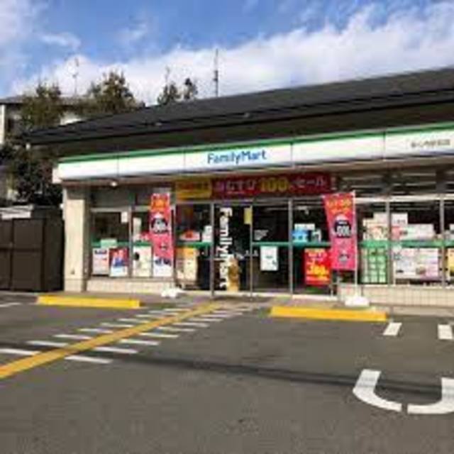 コンビニ　ファミリーマート妙心寺駅前店（コンビニ）まで365m