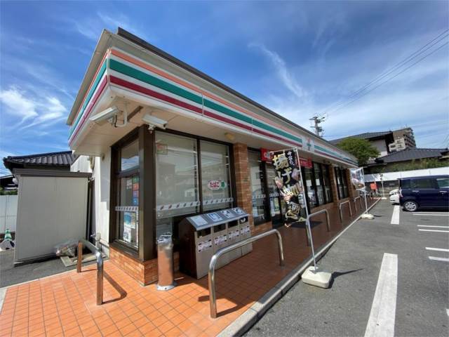 コンビニ　セブンイレブン　八幡楠木店（コンビニ）まで892m