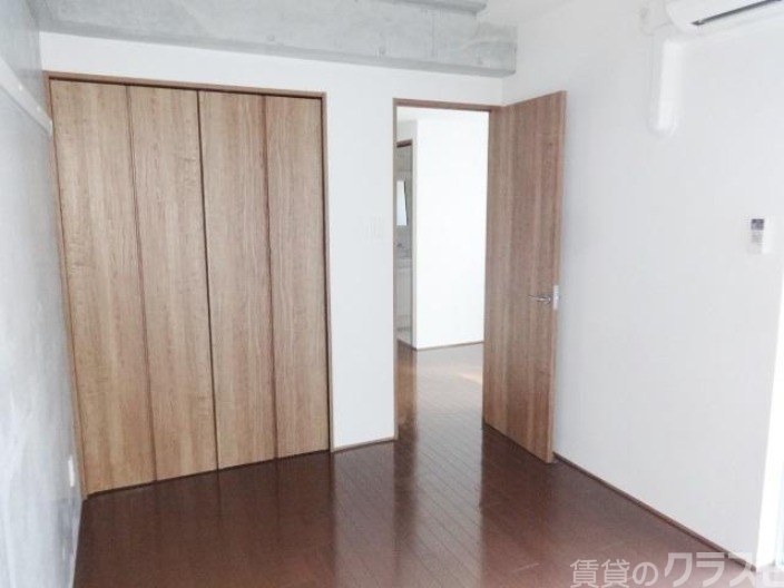 居室・リビング　落ち着いた色合いのお部屋です。