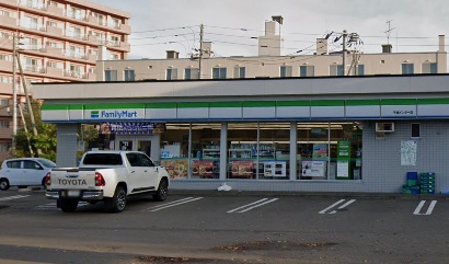 コンビニ　ファミリーマート千歳インター店（コンビニ）まで85m