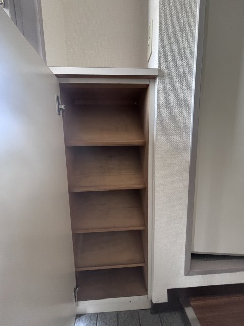 その他　シューズ収納スペース付き　少し斜めにもなってるのでスリッパ入