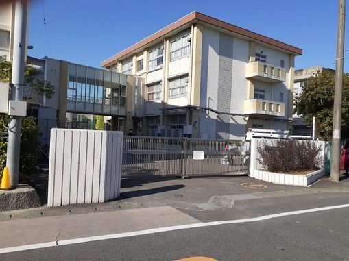 小学校　岐阜市立三里小学校（小学校）まで210m