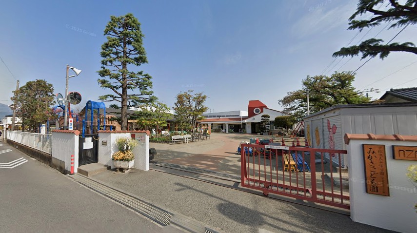 幼稚園・保育園　幼保連携型認定こども園みかさこども園（幼稚園・保育園）まで736m