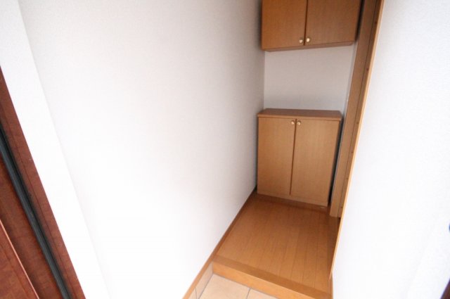 玄関　写真は類似です。