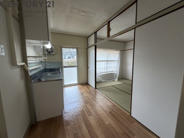 居室・リビング　床色が落ち着いた色合いで綺麗です♪