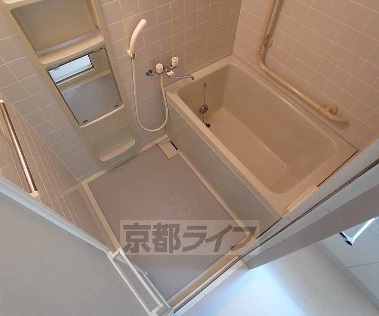 バス・シャワールーム　棚のある便利な浴室です。