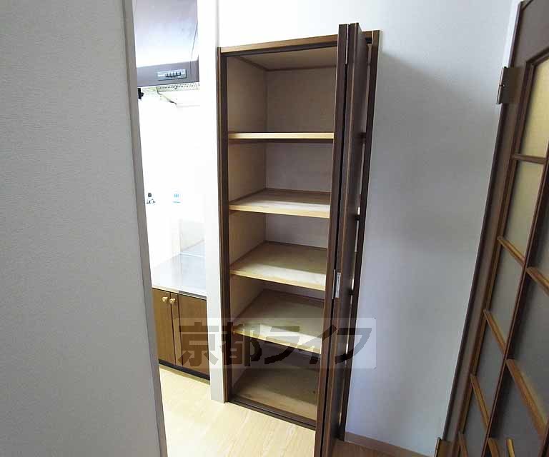 収納　キッチン脇の収納です。