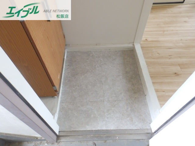 玄関　同物件別部屋のお写真です。