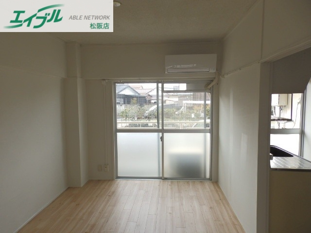 居室・リビング　同物件別部屋のお写真です。