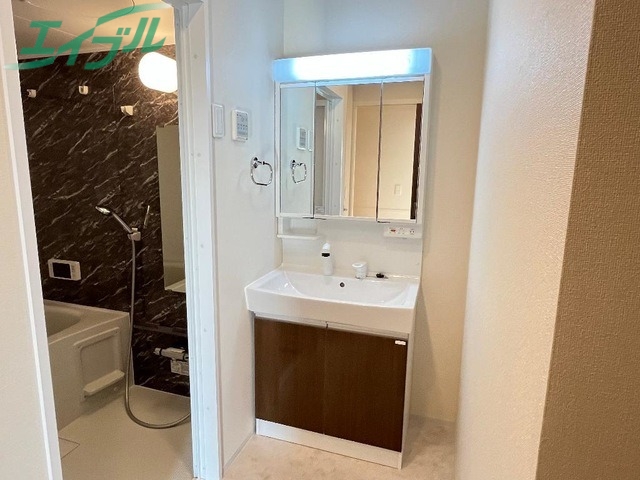 洗面設備　同型参考写真