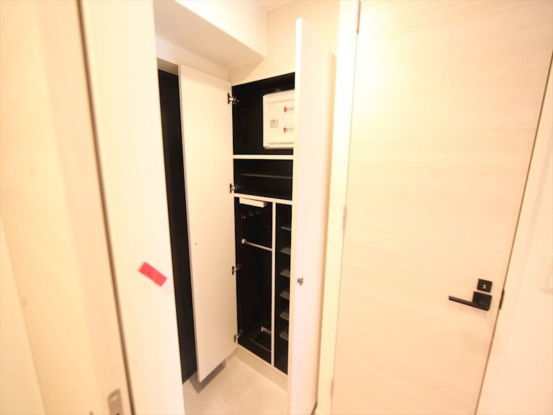 玄関　玄関　シューズボックス付（収納充実してます）