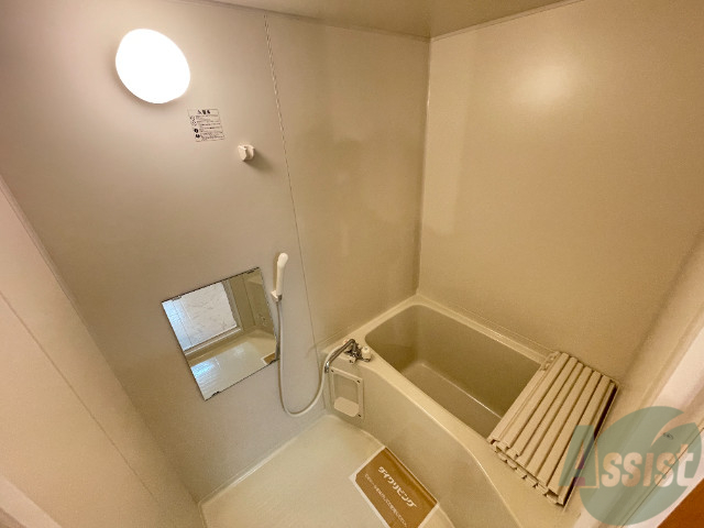 バス・シャワールーム　バスルームは狭すぎず、シャワーも浴びやすそうです。