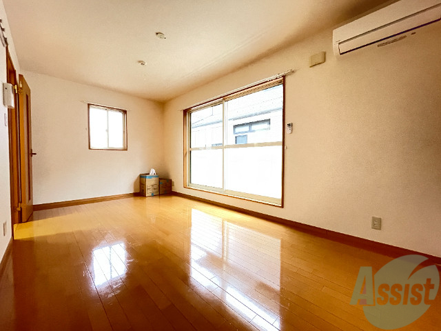 その他部屋・スペース　別の角度から洋室を撮影しました。２枚戸から陽が射しています。