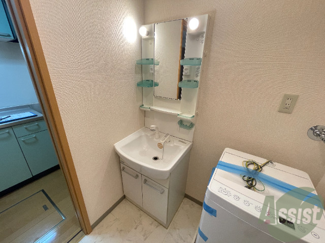 洗面設備　洗面台。朝の身支度はここでばっちり決めましょう。