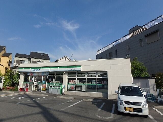 コンビニ　ファミリーマート箕面半町店（コンビニ）まで76m