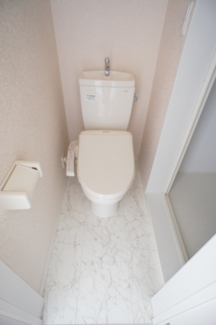 トイレ　白を基調とした空間で清潔感のあるトイレです♪