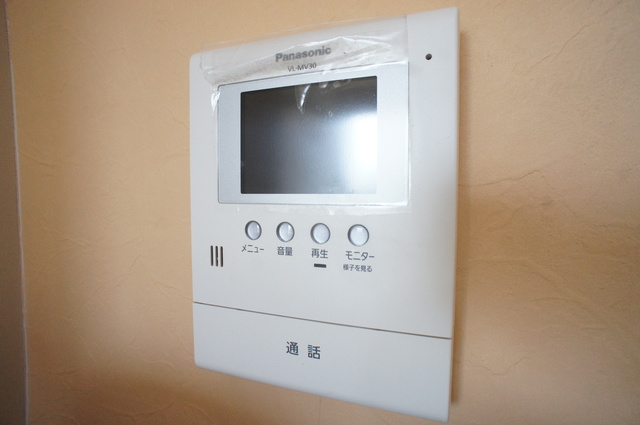 セキュリティ　来訪者の姿を確認できるＴＶモニター付インターホン設置済です！