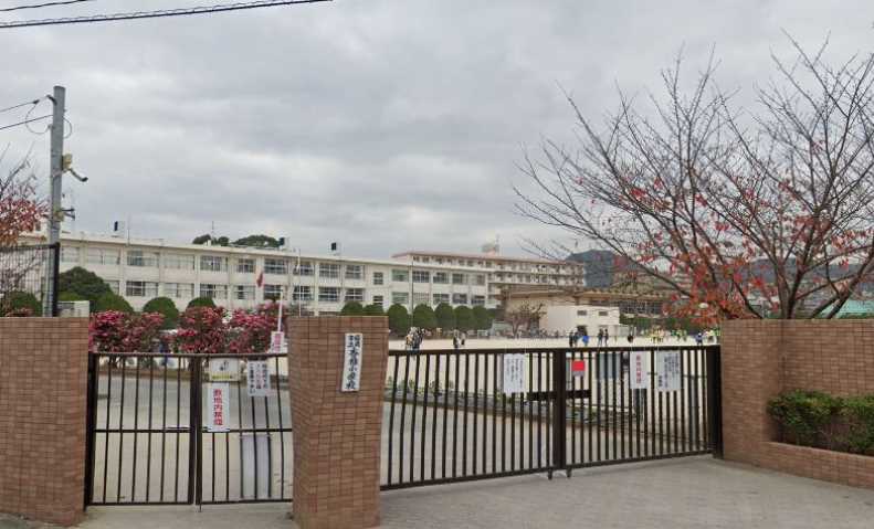 小学校　福岡市立小学校香椎小学校（小学校）まで453m