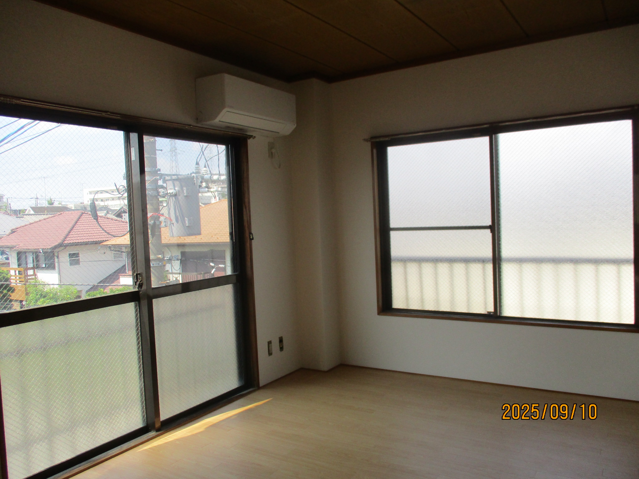 居室・リビング　窓が多く明るい