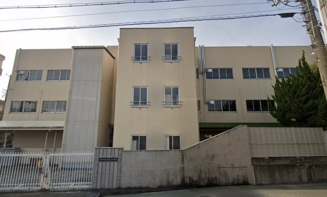 小学校　茨木市立春日丘小学校（小学校）まで389m