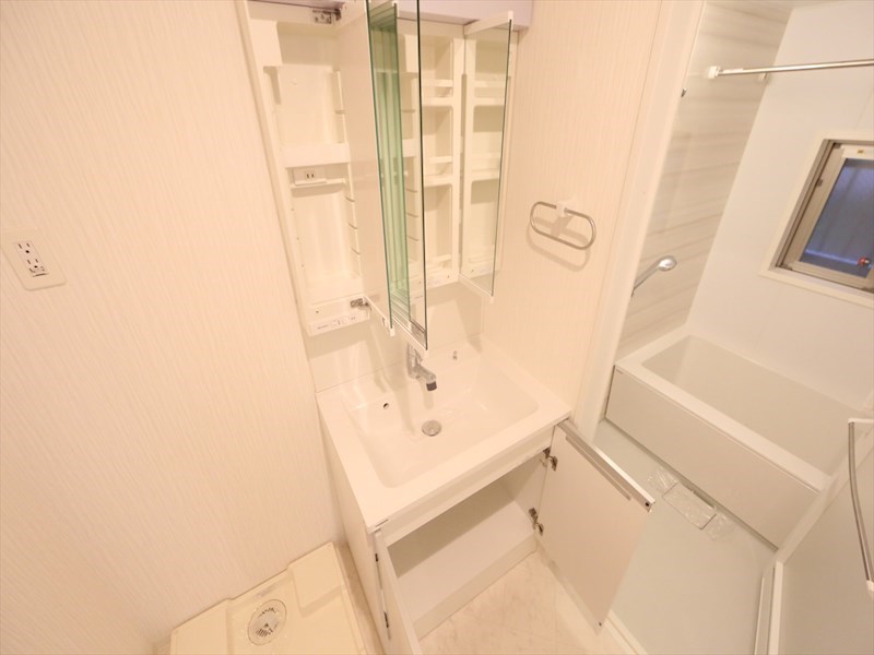 洗面設備　脱衣所　独立洗面台（シャンプードレッサー付）収納スペース有