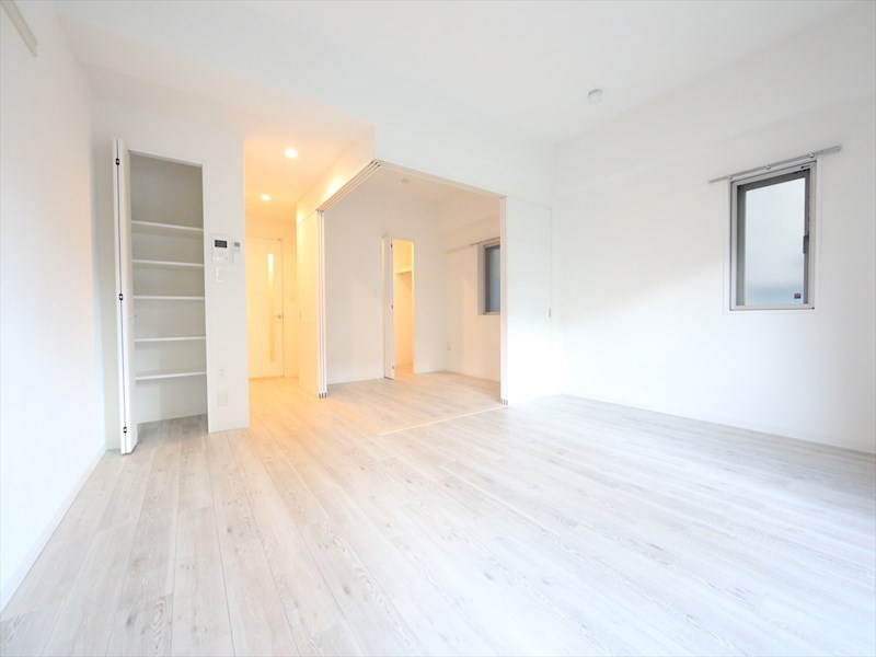 居室・リビング　ＬＤＫ12.7帖　システムキッチン　収納付き　エアコン完備