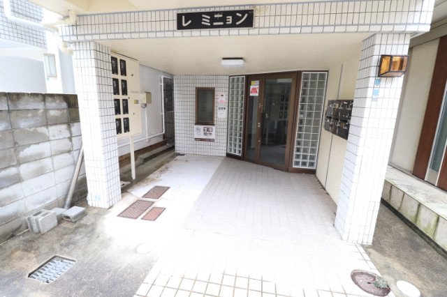 エントランス　マンション入り口はこんな感じです。