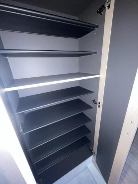 収納　落ち着いた玄関です