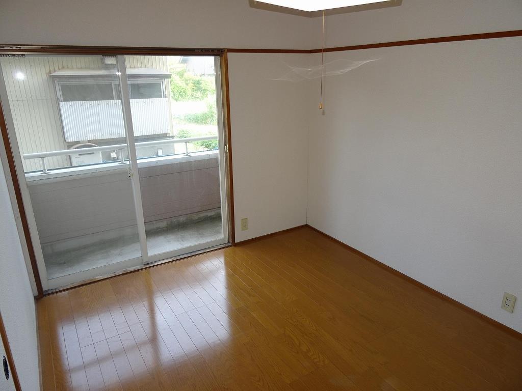 その他部屋・スペース　洋室6帖♪大きい窓もあり開放的です☆