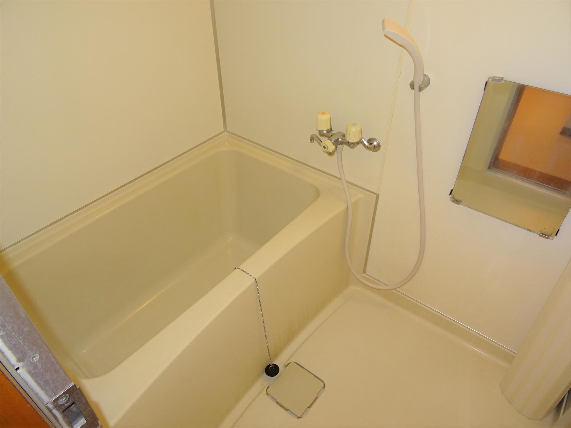 バス・シャワールーム　シャワー＆鏡付きです☆