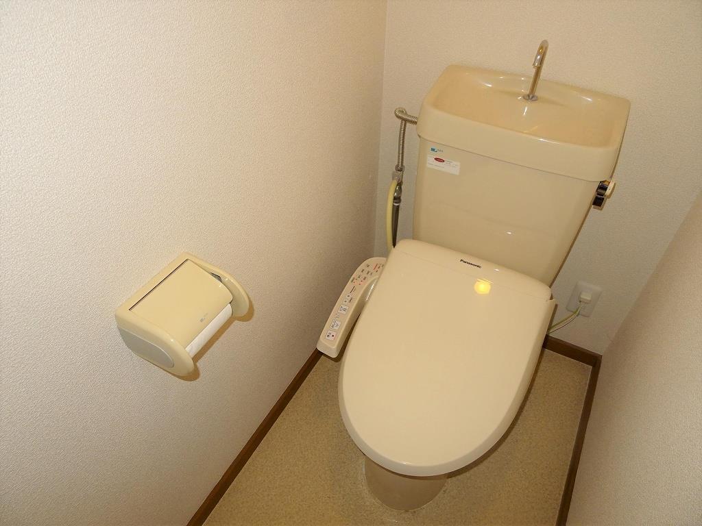 トイレ　温水洗浄便座付きです☆