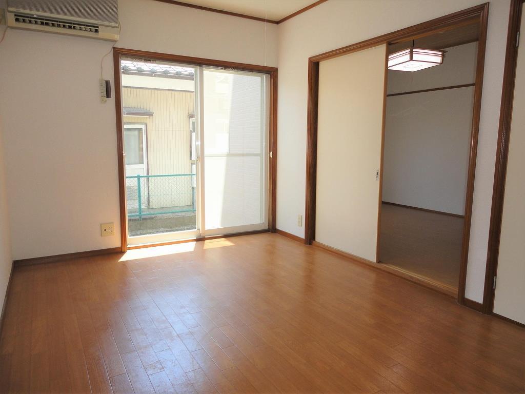 居室・リビング　13.5帖の広々リビング！日当り良好です♪