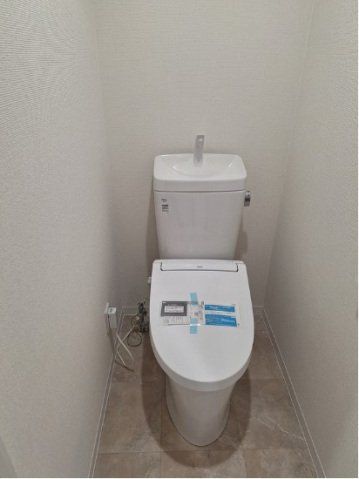 トイレ　温水洗浄便座付きのトイレです。