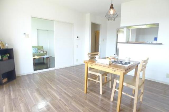 居室・リビング　同物件別部屋の写真です