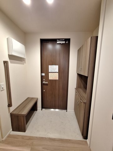 玄関　玄関にイス手すり付き