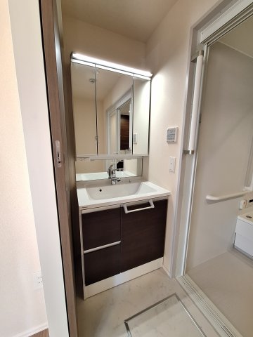 洗面設備　シャワー付き独立洗面台