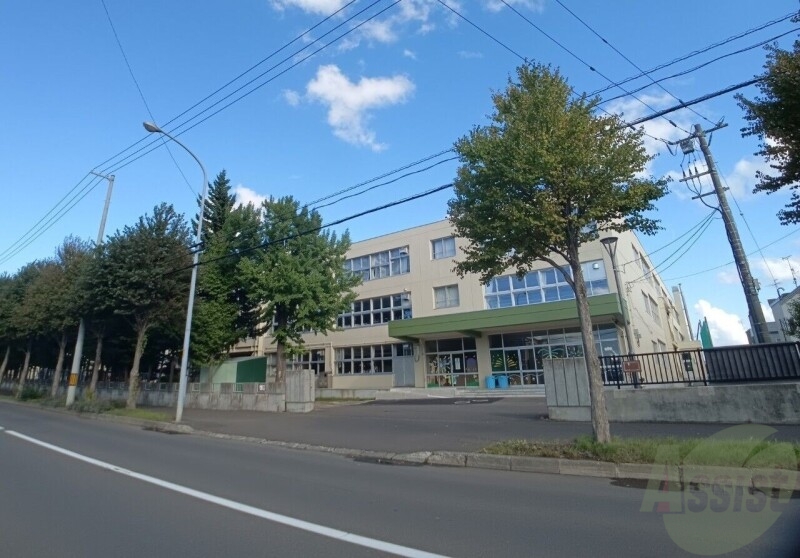 中学校　札幌市立札苗中学校（中学校）まで533m