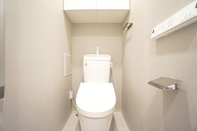 トイレ　落ち着いた色調のトイレです