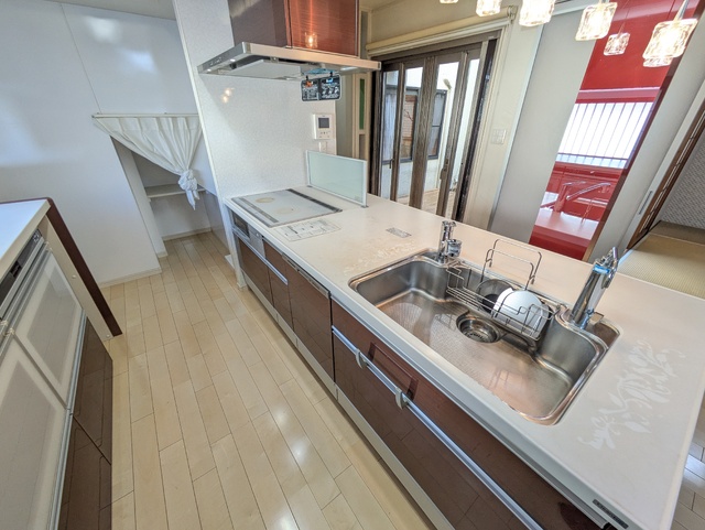 キッチン　収納スペース豊富なシステムキッチン！