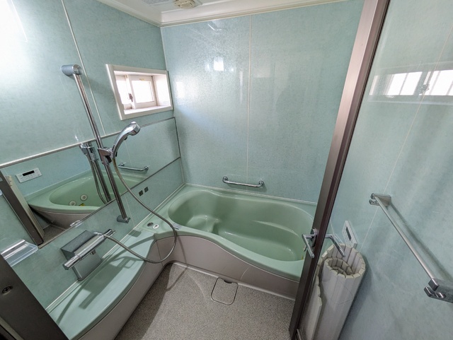 バス・シャワールーム　換気窓付きのゆったりバスルーム